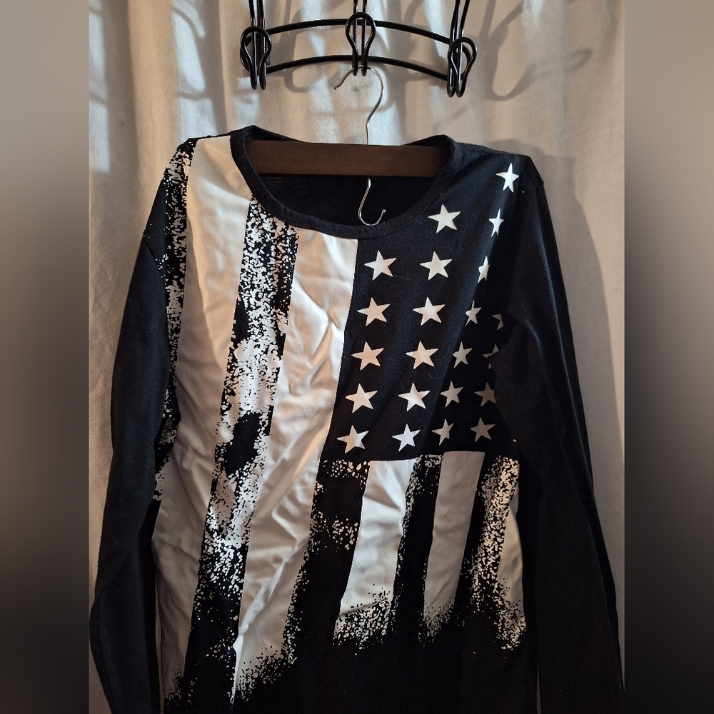 Men's Black and White Star Pattern Long Sleeve Tee - Picture 2 of 5